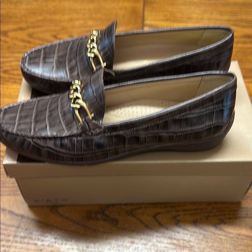 Gold Chain Brown Flats with Crocodile Pattern - Picture 4 of 7